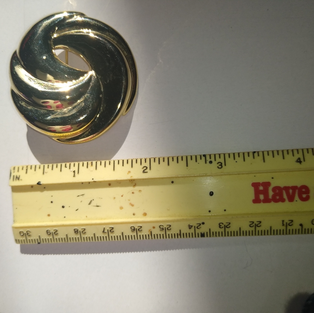 GOld tone swirl brooch Vintage Substantial Classic Scrolls Wave Golden c… - Picture 4 of 5
